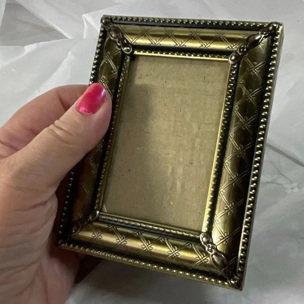 VTG ornate cushion beaded edge small picture frame.